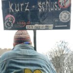 Kurz-Schluss-Schild und reDO-Jacke - 2021 wieder jeden Donnerstag Demo in Wien