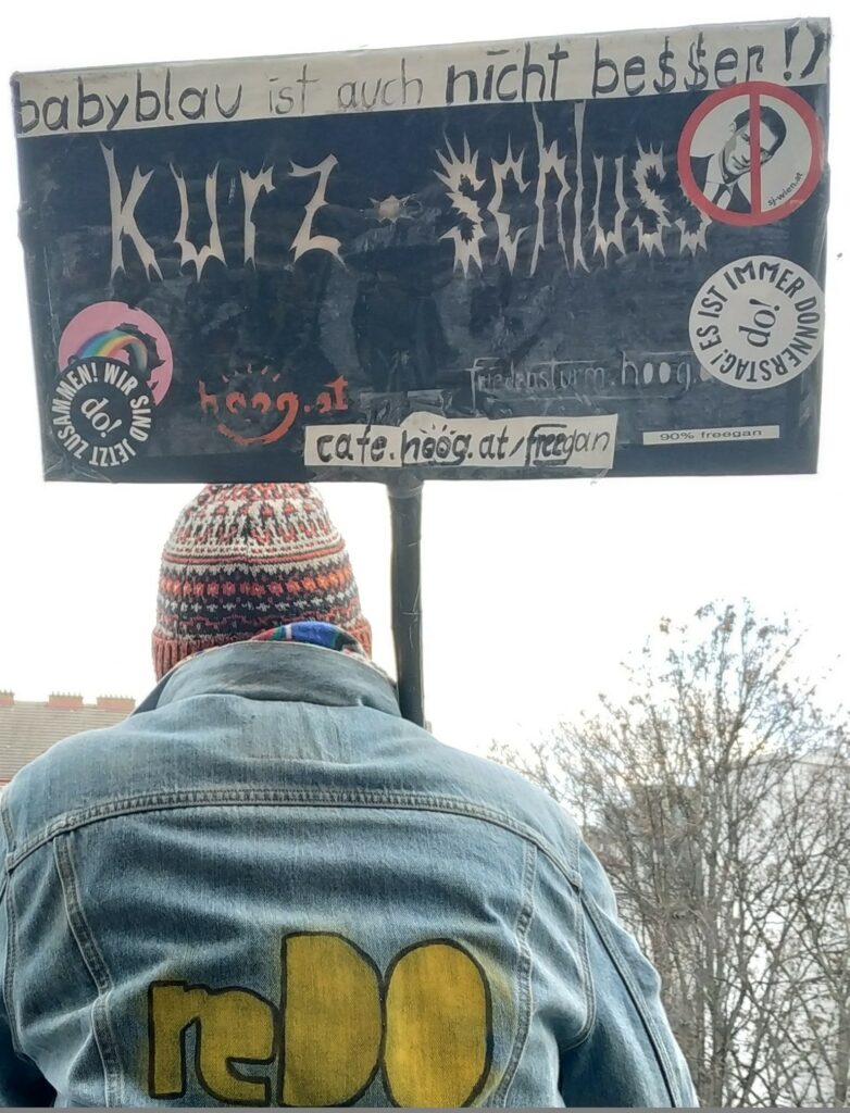 Kurz-Schluss-Schild und reDO-Jacke - 2021 wieder jeden Donnerstag Demo in Wien