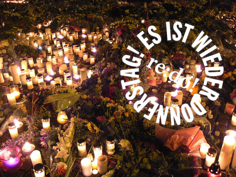 Blumen zum Gedenken an die Opfer der Anschläge in Norwegen 2011
