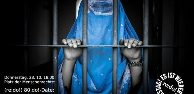 Afghanische Frau hinter Gittern
