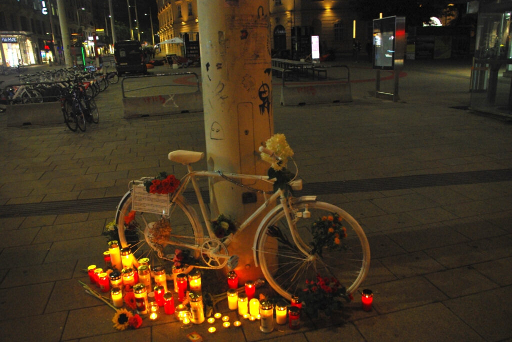 Das Ghostbike am Platz der Menschenrechte, daß gar nicht während der Donnerstagsdemo aufgestellt werden hätte dürfen, wenn wir nicht so kooperationswillig wären.